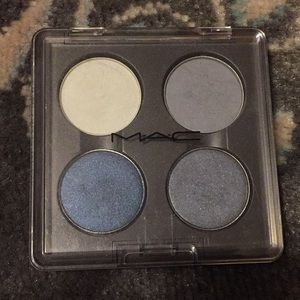 💙🖤 Limited Edition Mac eyeshadow palette